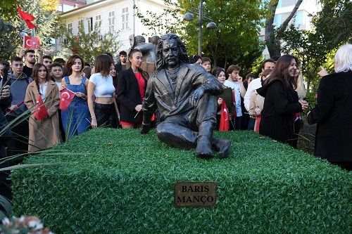 Barış Manço’nun heykeli Sanat Parkında