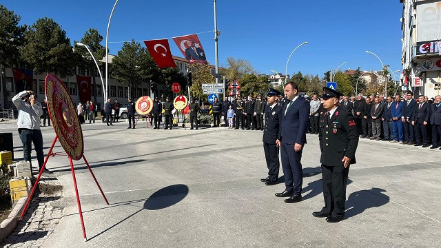 Cumhuriyet Bayramı çelenk sunma töreni