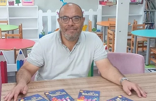 Eğitimci yazar Şahin, kitaplarını kütüphaneye bağışladı