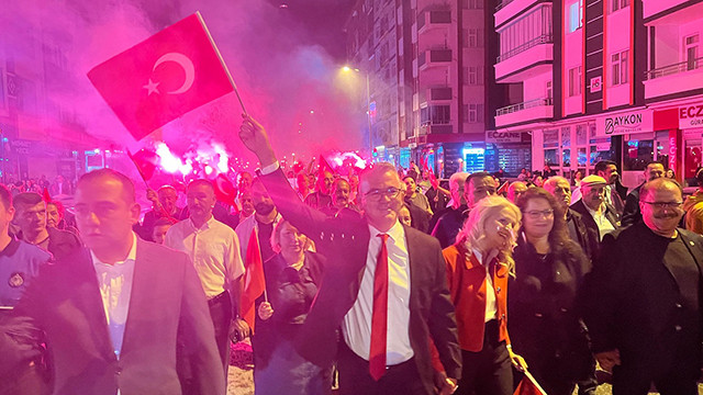 Ustaoğlu, halkı cumhuriyet konserine davet etti